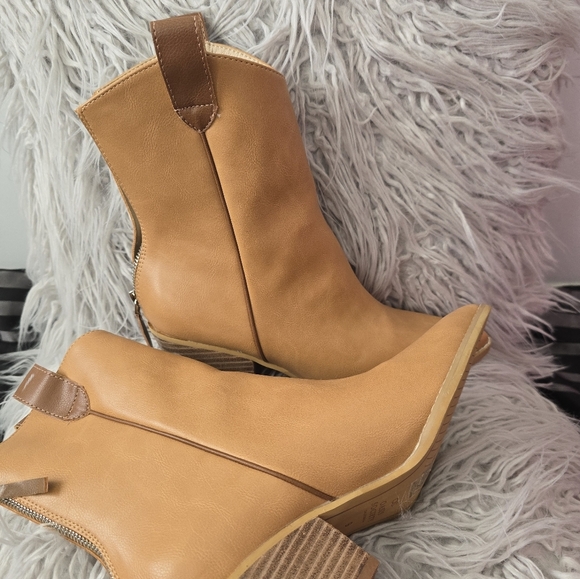 Oasis Society  Women's Tan Ankle Boots - Picture 8 of 12
